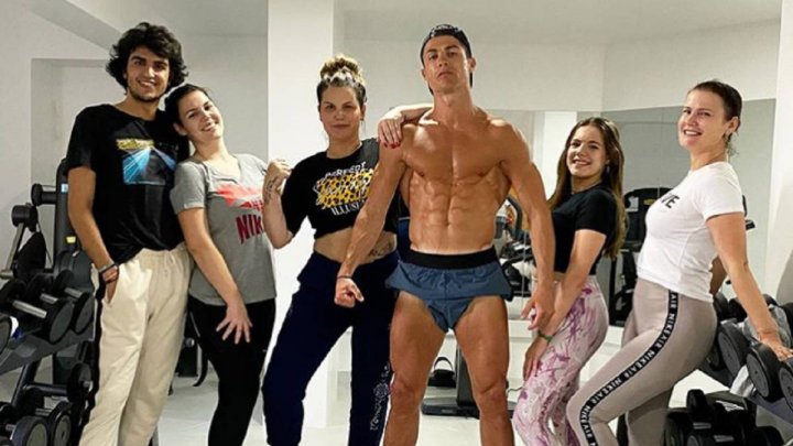 Cristiano Ronaldo shows off