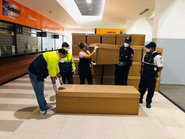 Ataúdes de cartón en la ciudad de Guayaquil