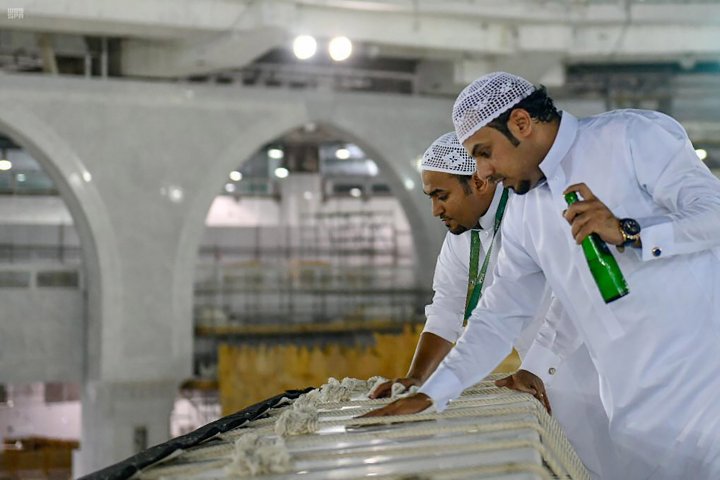 Workers clean and sterilise the roof of Kaaba, following the outbreak of the coronavirus disease (COVID-19), ahead of the holy fasting month of Ramadan, in the Grand mosque in the holy city of Mecca :: Internacional, Health/Medicines, Religion Etiquetas.