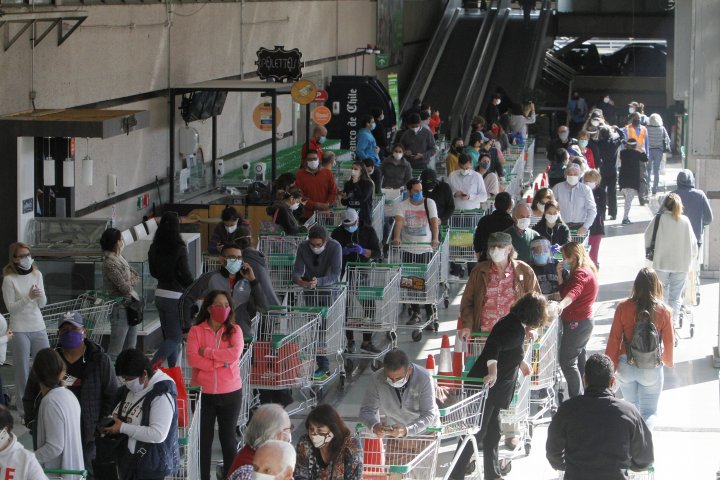 Largas filas en supermercados