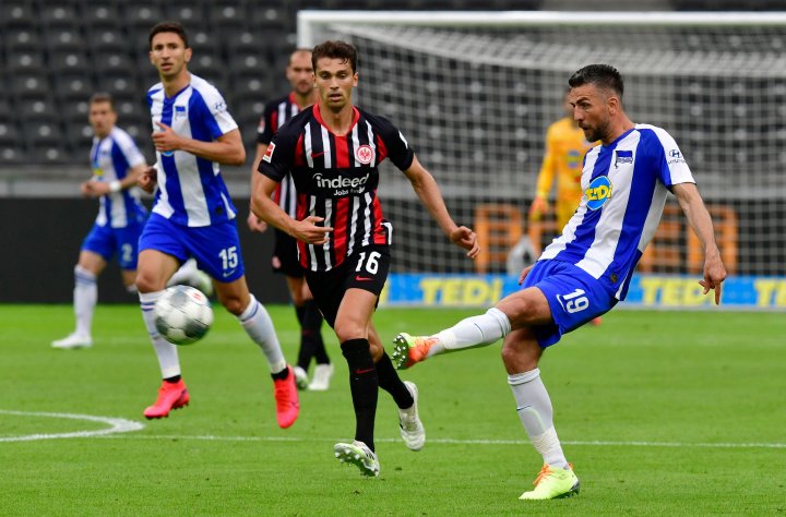 Lucas Torró, junto a Ibisevic.