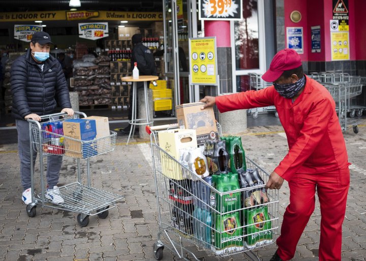 outh Africa lifts some restrictions amid coronavirus pandemic A man pushes a shopping cart full of alcoholic beverages outside a supermarket amid the ongoing coronavirus emergency lockdown in Johannesburg, South Africa, 18 August 2020. After 144 days, the country moved to level 2 of the national lockdown, which allows the sale of alcohol and the opening of all retail outlets. (Abierto, Sudáfrica, Johannesburgo) EFE/EPA/KIM LUDBROOK