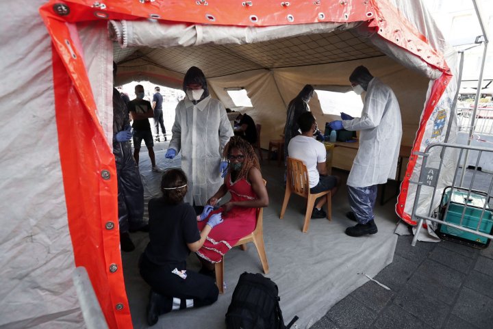 Locals give swab sample at a test station for Covid-19 coronavirus in Marseille, France, 17 August 2020. Marseille has been declared a zone of 'active circulation' for the Covid19 coronavirus, as cases surged in recent weeks. (Francia, Marsella) EFE/EPA/GUILLAUME HORCAJUELO