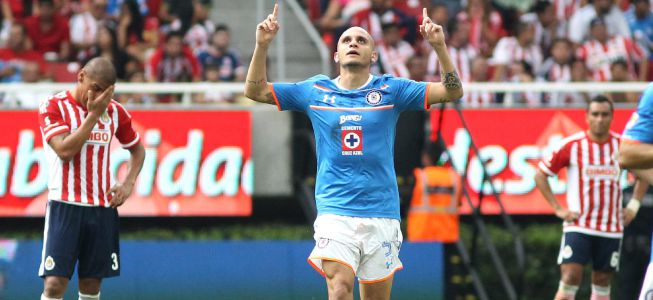 Fabio Santos hunde a las Chivas