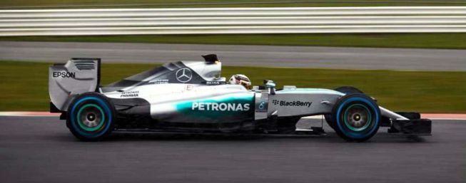 Alonso, con problemas y Mercedes domina en Austria