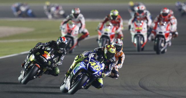 Rossi es líder del Mundial con sólo cuatro vueltas en cabeza