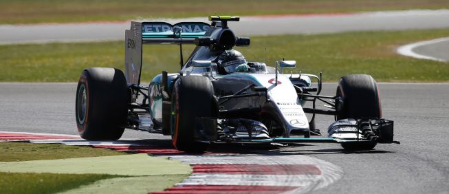 Rosberg domina el viernes con los Ferrari al acecho