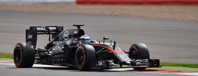 Hamilton domina; Sainz, sexto y Alonso, con problemas