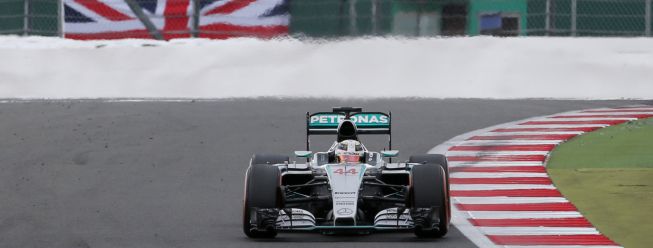 Lewis Hamilton gana una carrera repleta de alternativas