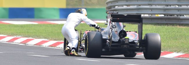 Mientras Alonso empuja su coche, otra pole para Hamilton