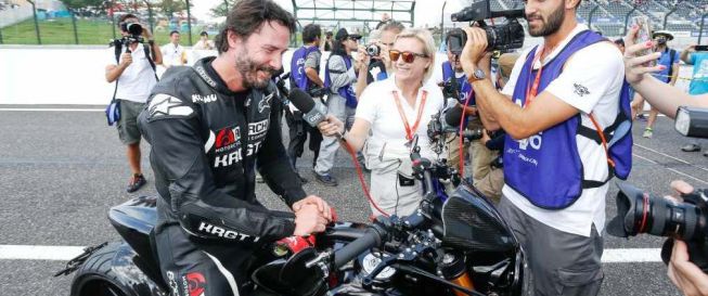 Keanu Reeves rueda con su moto en el circuito de Suzuka