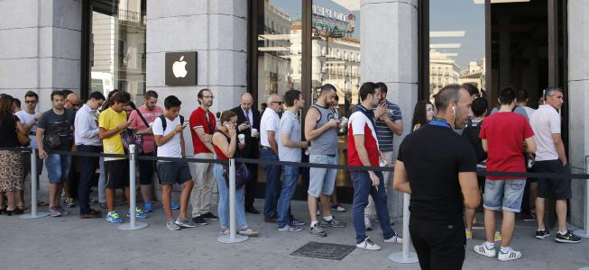 La fiebre por conseguir un Apple Watch trae cola en las tiendas