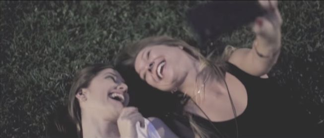 Pignoise estrena videoclip con una historia de amor lésbico