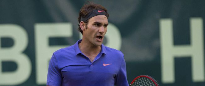 Federer sufre en Halle en su debut ante Kohlschreiber