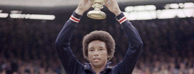 Ashe, único tenista negro que ganó Wimbledon: hace 40 años