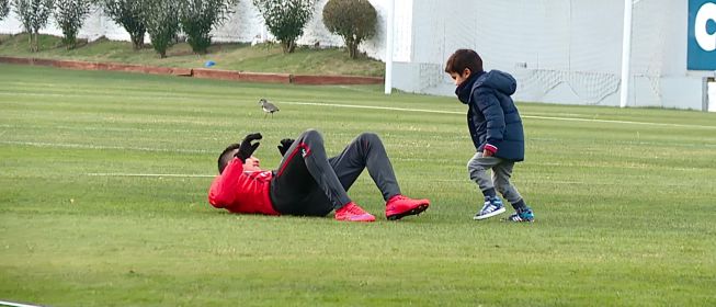 Claudio Bravo's son, Mateo, takes on Alexis in training