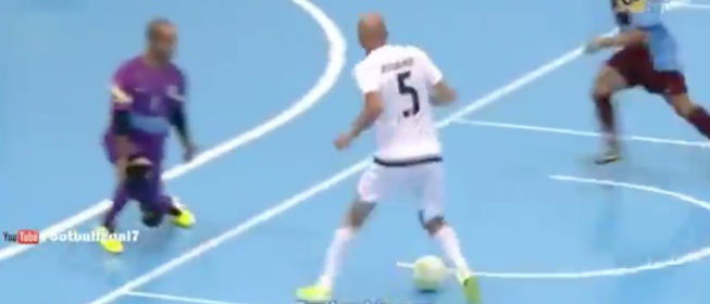 Zidane shows he still has it in Fútbol Sala match in Dubai