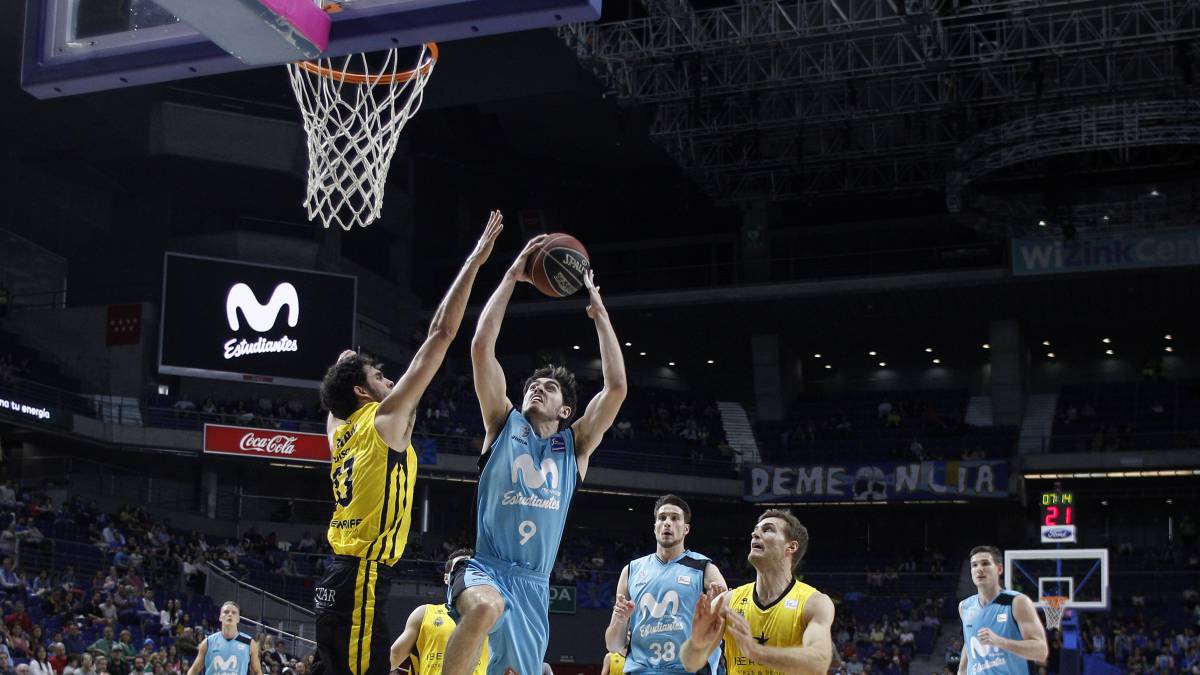 Vicedo se dirige al aro ante la defensa de Beirán