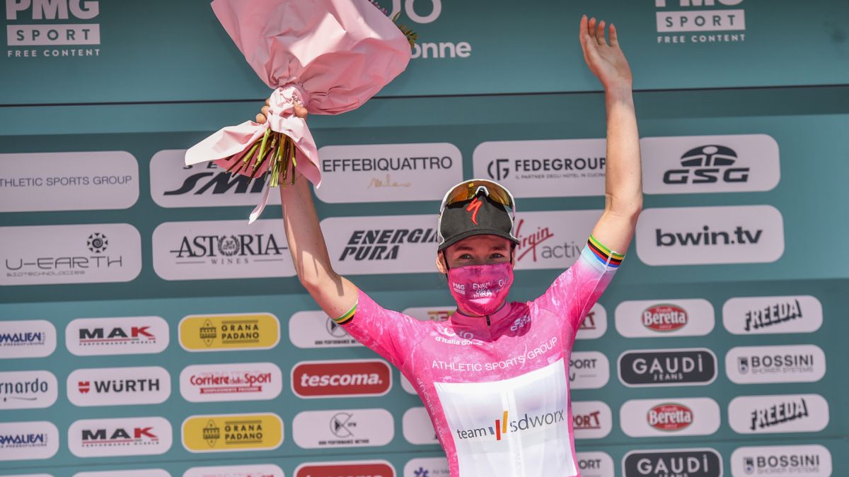 Anna-van-der-Breggen-wins-the-Giro-d'Italia-for-the-fourth-time