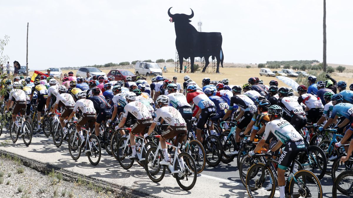 The-Osborne-bull-watches-over-the-peloton-in-Castilla-La-Mancha The-Osborne-bull-watches-over-the-peloton-in-Castilla-La-Mancha