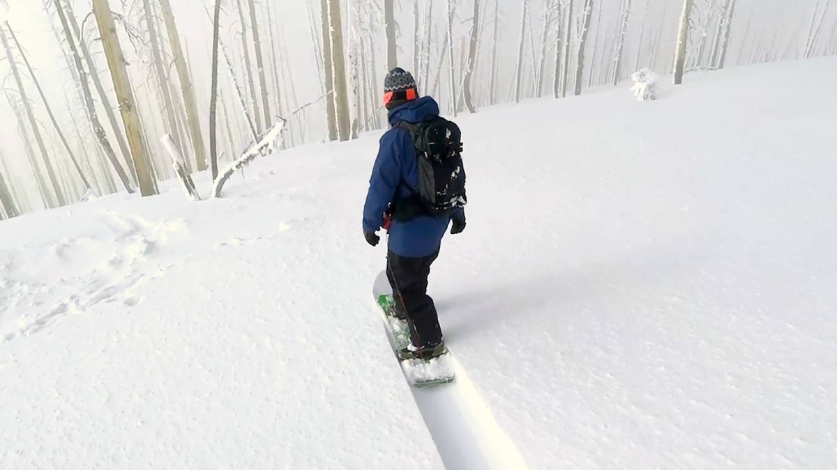 Mesmerising downhill snowboard ride through the trees