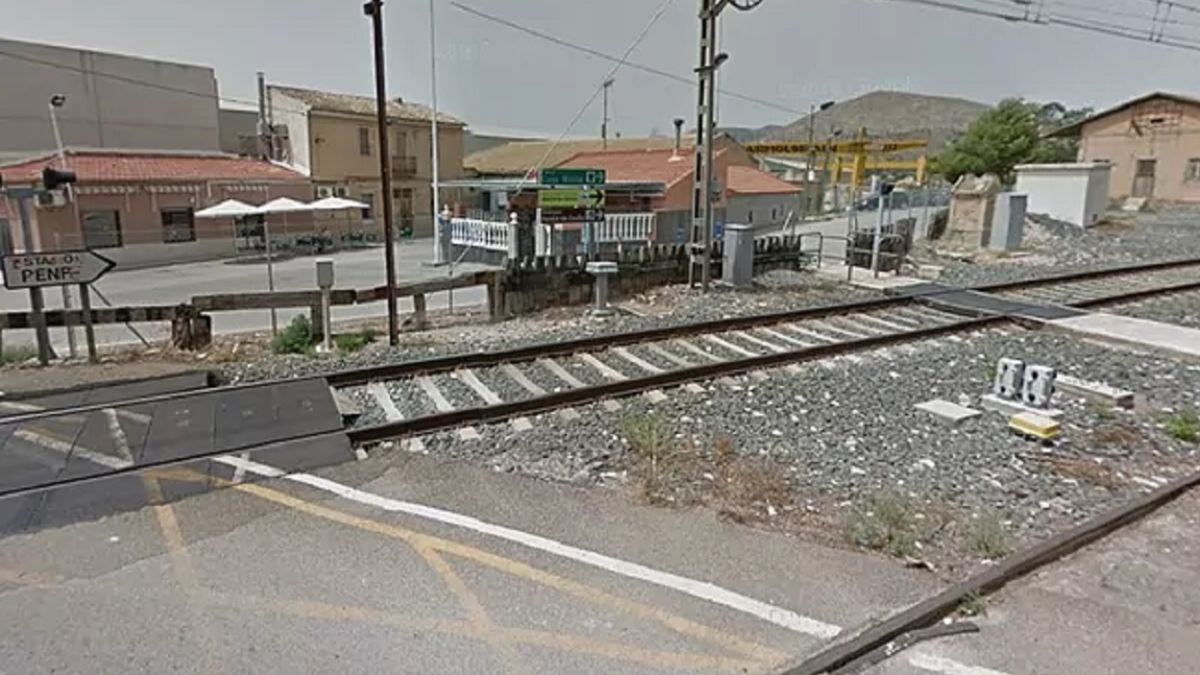 Mueren cuatro personas al arrollar un tren su coche y arrastrarlo un kilómetro