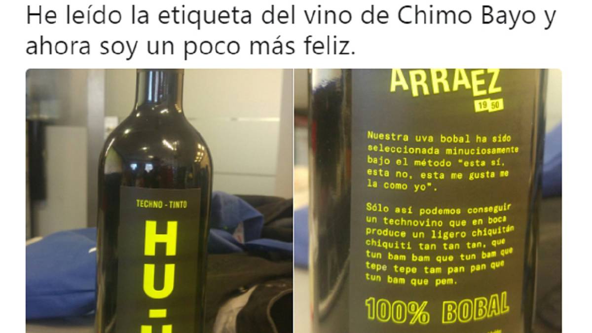 Esta es la (surrealista) etiqueta que lleva Chimo Bayo en su propia