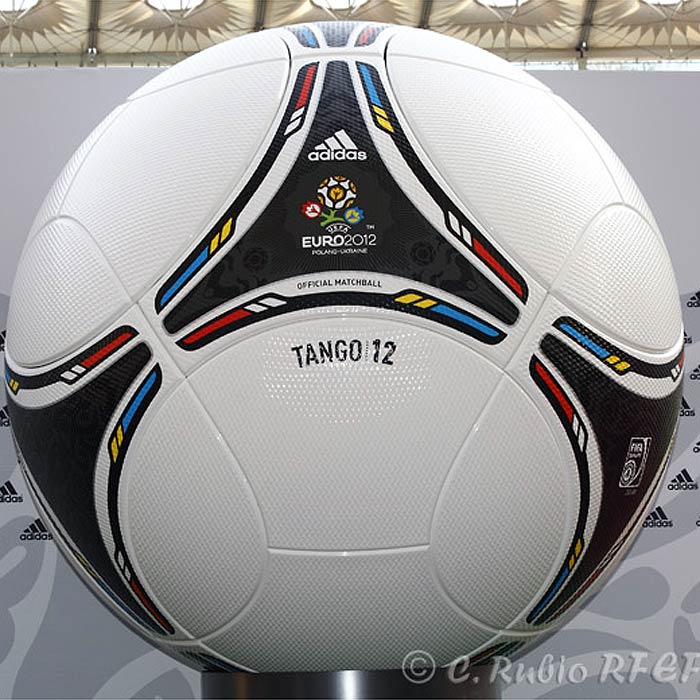 Adidas presenta balón oficial para la Euro 2012