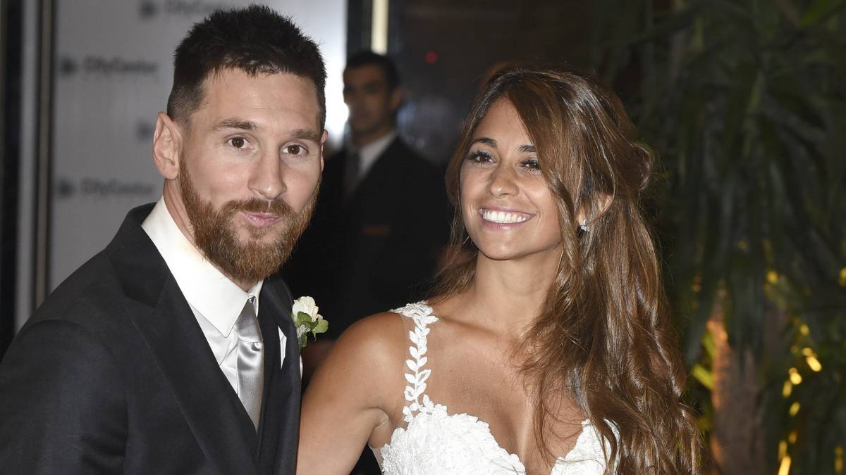 Messi flies to Barcelona after his wedding to sign new