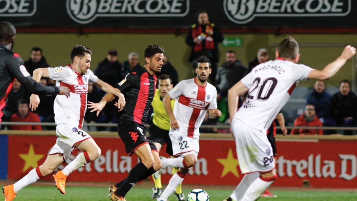 El Rayo aprieta al Huesca y el resto de aspirantes aprietan la zona de promoción. El Rayo aprieta al Huesca y el resto de aspirantes aprietan la zona de promoción.