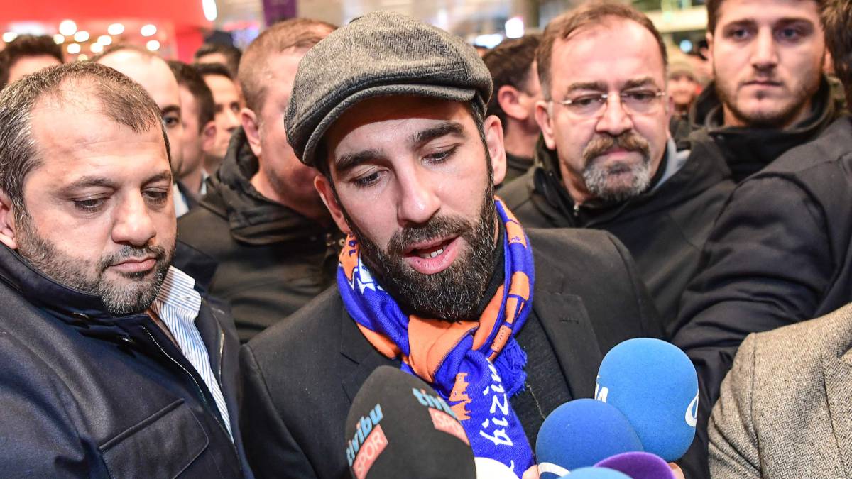 arda pierde los papeles y le sacan la roja empujon al linier