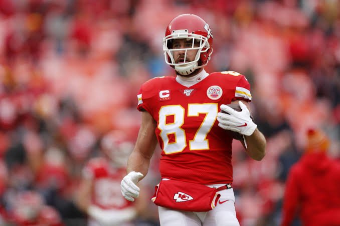 Travis rilea. Travis Kelce. Трэвис Келси НФЛ Канзас-Сити. Travis Kelce height. Travis Kelce no Shirt.