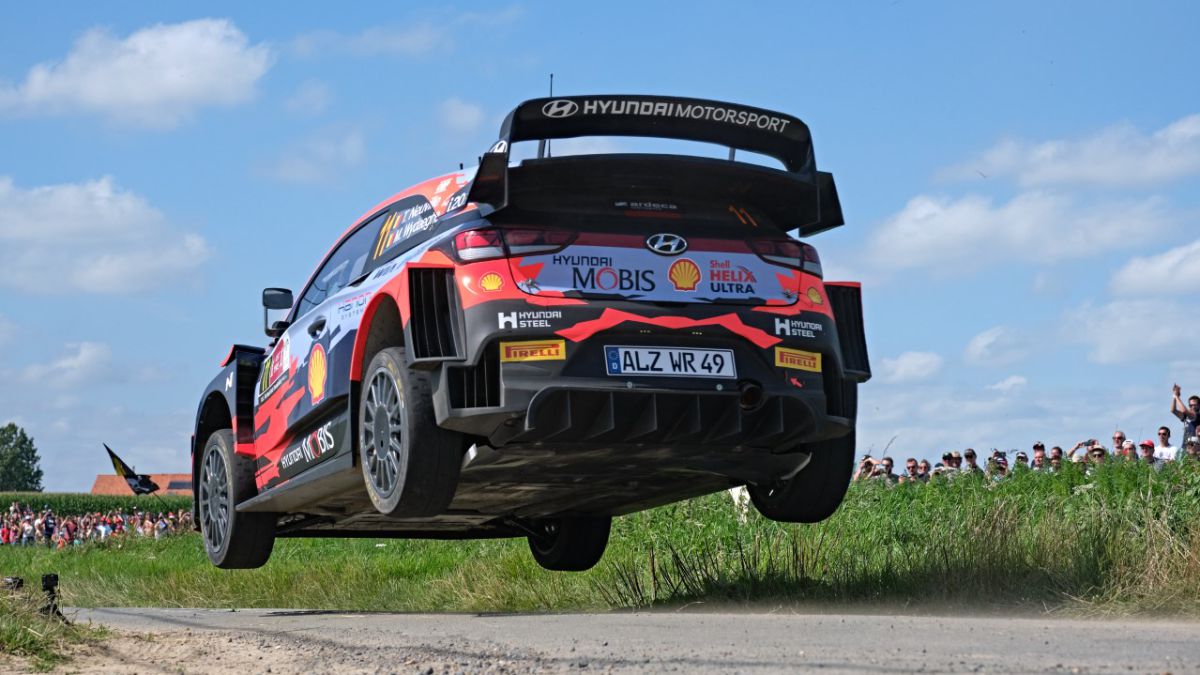 Thierry-Neuville-already-savors-the-victory-against-his-team